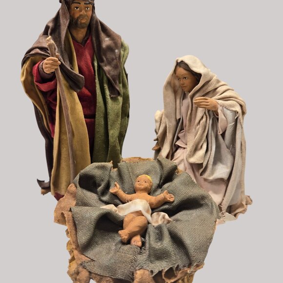 Beautiful, hand-crafted, 8-piece, fabric mache nativity scene - Picture 5 of 8